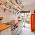 Smalle keuken met een ongewoon ontwerp zonder wandkasten