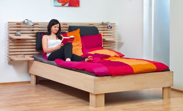 Beau et confortable lit en bois