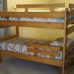 Lit en bois simple avec des lits de protection à deux niveaux