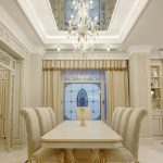 Sala da pranzo luminosa classica con soffitto a specchio