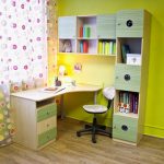 Un set di mobili per lo studente - una scrivania e una scaffalatura