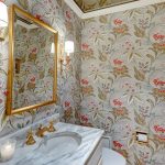Vackert blommigt badrum med speglat tak