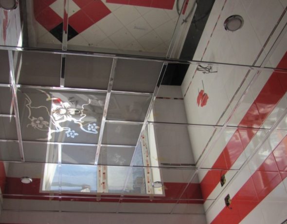 Spiegeltegels op het plafond
