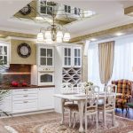 Keuken / eetkamer in een klassieke stijl met een spiegelplafond