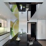 Elegante cucina high-tech con soffitto a specchio