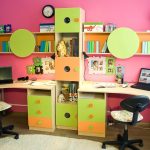 Ljust barnrum med en uppsättning möbler - bord, hyllor och hyllor