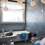 Peilikatto ja alkuperäinen kattokruunu - kylpyhuoneen sisustuksen kohokohta