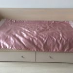 Satin couvre-lit avec de la dentelle sur un lit simple