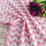 Zigzags blanc-rose sur une couverture pour bébé