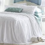 Hófehér hosszúkás ágytakaró
