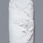 Witte dekenvelop met kant en boog
