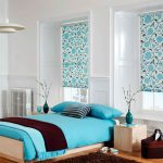 Colore turchese per il design di una camera da letto con una piccola quantità di mobili