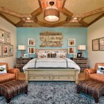 Stort sovrum med symmetriskt arrangemang av möbler.