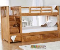 Trä säng i två nivåer med en bekväm trappa