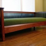 Puinen sohva, jossa on pehmeä vihreä istuin