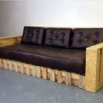 Sofa dengan bingkai kayu dan kerusi kulit kecil kulit