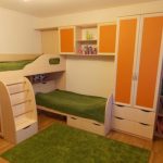 Våningssäng med inbyggd garderob och hyllor - en bra lösning för barn i skolåldern