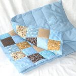 Blauwe deken met kleurrijke patchworkaccenten