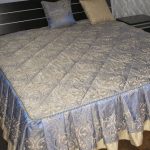 Couvre-lit matelassé bleu sur lit double