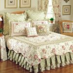 Set av dekorativa element med blommiga motiv för sängen