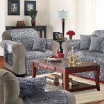 Una serie di copriletto sul divano e sedie
