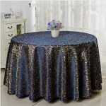 Prachtig blauw tafelkleed met krullen van synthetische materialen