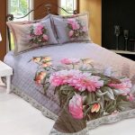 כיסוי מיטה יפה עם מוטיבים פרחוניים