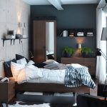 Litet sovrum med en uppsättning modulära möbler