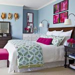 Huonekalut eri värejä viihtyisässä makuuhuoneessa
