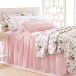 Mjukt rosa överkast för ett romantiskt sovrum