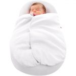 שמיכה בגוון לבן עבור תינוק
