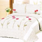Spathe sur le lit avec petit motif floral et grandes fleurs décoratives