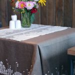 Egyszerű, természetes asztalterítő étkezőasztalhoz
