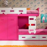 Katil merah jambu dan putih dengan almari pakaian untuk dua kanak-kanak