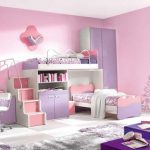 Bilik merah jambu dan ungu dengan katil dua tingkat