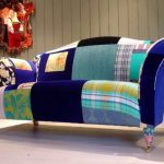 Hemmagjord flerfärgad soffa från skrotmaterial