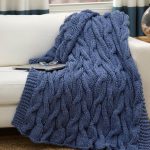 Modrá pletená deka s opakujícím se vzorem pletení