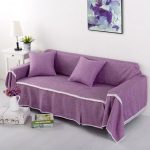 A kanapé lila fedele fényes akcentus lesz a belső térben