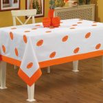 Asztalterítő virágokkal narancssárga díszítéssel