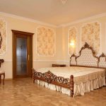 Sovrum i klassisk stil med ett symmetriskt arrangemang av möbler
