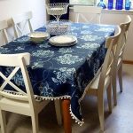 Donkerblauw casual tafelkleed op de eettafel