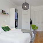 Confortevole camera da letto piccola con mobili ben selezionati.