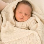 Lucht gebreide deken voor een pasgeborene