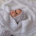 Plaid lavorato a maglia in cotone naturale per un neonato