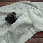 Coperta lavorata a maglia con cuori per un neonato