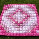 Vit och rosa filt med rhombus i patchwork tekniken