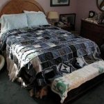 A dupla ágyon fekvő nagy patchwork ágynemű maga csinálja