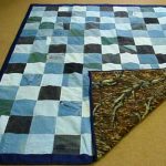 Dubbelzijdige deken in patchworktechniek van jeans en stoffenresten