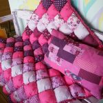Gyönyörű puha rózsaszín ágytakaró kültéri padra