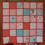 Mooie patchwork-stijl deken met originele kindertekeningen